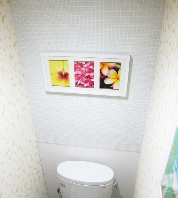 白色ガラスモザイクのトイレの施工写真