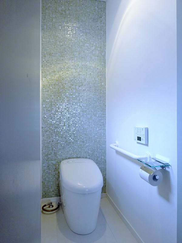 グリーン 緑色 トイレ ガラス モザイクタイルタイルの施工写真