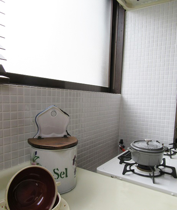 白色モザイクタイルのキッチン壁 施工写真