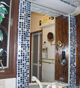 洗面所周りをガラスモザイクで装飾した施工例